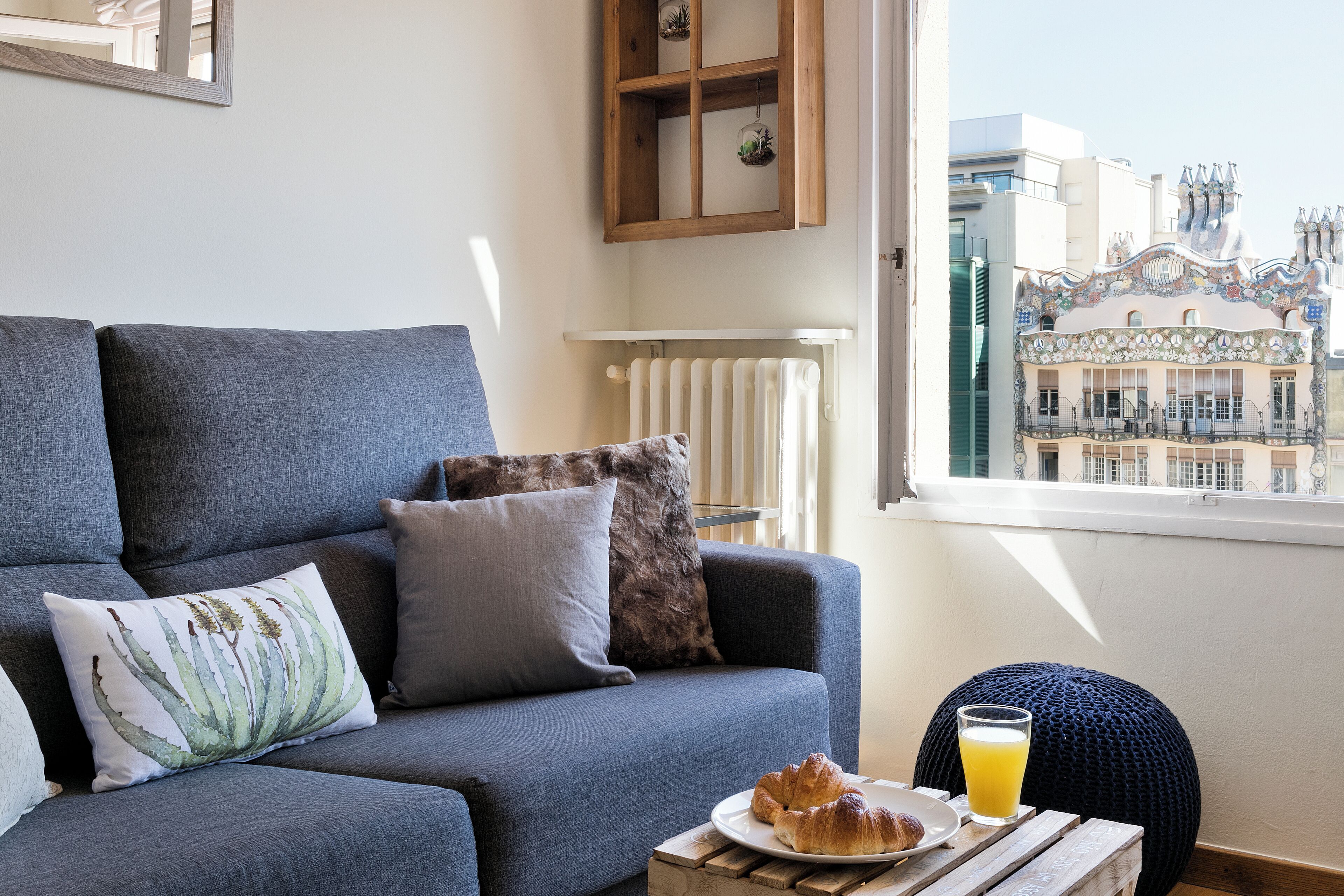 Apartamento (1 Bedroom) | Zona de estar | Televisión de 65 pulgadas con canales por cable