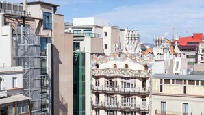 A high-rise building with multiple balconies and a rooftop garden. - Stay U-nique Apartments Rambla Catalunya (Barcelona)