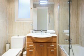 Apartment (1 Bedroom) | Bathroom | Combined shower/tub, hair dryer, towels, soap - Stay U-nique Apartments Rambla Catalunya (Barcelona)