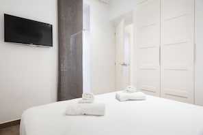 2 bedrooms, iron/ironing board, free cribs/infant beds, free WiFi
