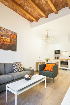 65-inch TV with cable channels - Stay U-nique Apartments Eixample Center (Barcelona)