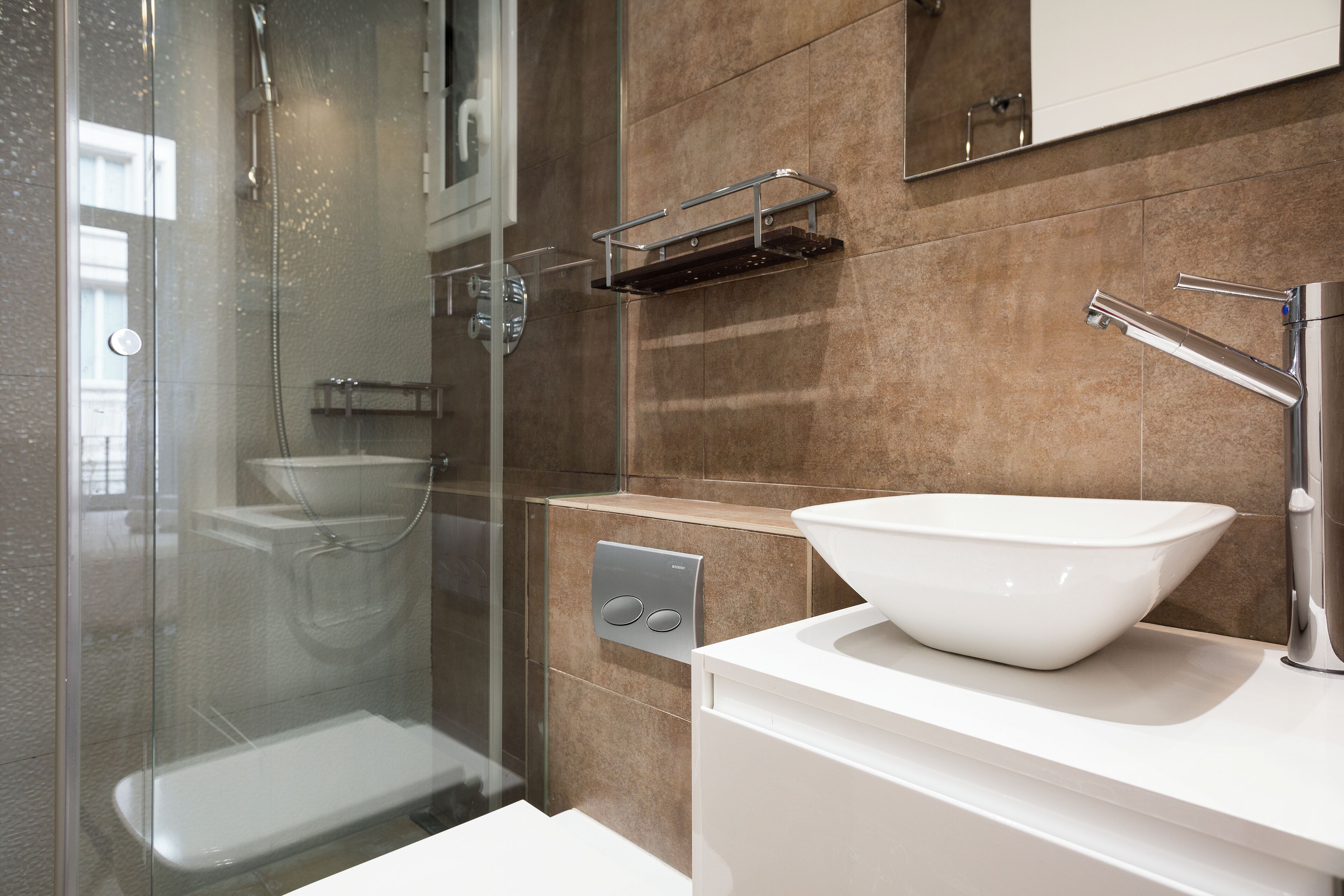 Een douche, een haardroger, een bidet, handdoeken