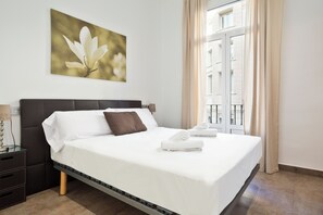 2 bedrooms, iron/ironing board, free cots/infant beds, free WiFi - Stay U-nique Apartments Eixample Center (Barcelona)