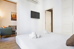 2 habitaciones, tabla de planchar con plancha y cunas gratuitas 