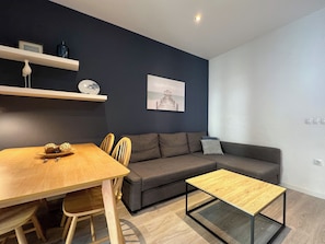 Departamento (2 Bedrooms) | Área de sala de estar | Televisión 