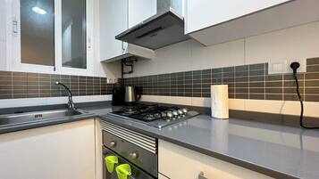 Apartment (2 Bedrooms) | Private kitchen | Full-size fridge, microwave, oven, stovetop