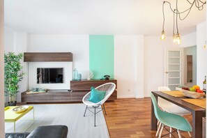 Leilighet (4 Bedrooms) | Oppholdsområde | En 65-tommers TV med kabel-kanaler