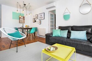 Leilighet (4 Bedrooms) | Oppholdsområde | En 65-tommers TV med kabel-kanaler