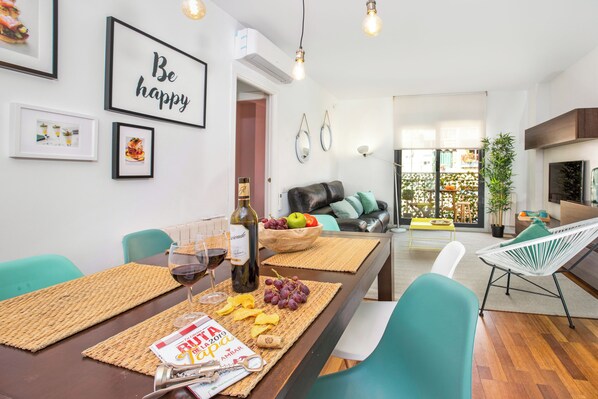 Apartment (4 Bedrooms) | Living area | 65-inch TV with cable channels - Stay U-nique Apartments Ricart (Barcelona)