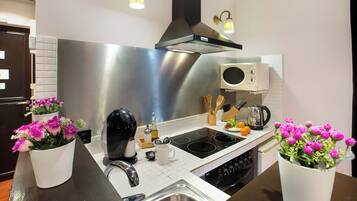 Apartamento (1 Bedroom) | Cocina privada | Frigorífico grande, microondas, horno y placa de cocina