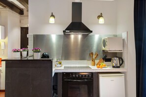 Departamento (1 Bedroom) | Cocina privada | Refrigerador con congelador, microondas, horno y parrilla de estufa 