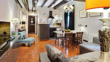 Apartamento (1 Bedroom) | Área de estar | TV 65 polegadas com canais a cabo