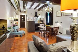 Appartement (1 Bedroom) | Woonruimte | Een 65-inch televisie met kabelzenders