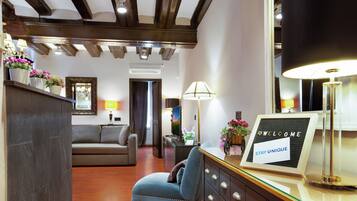 Apartment (1 Bedroom) | Lobby