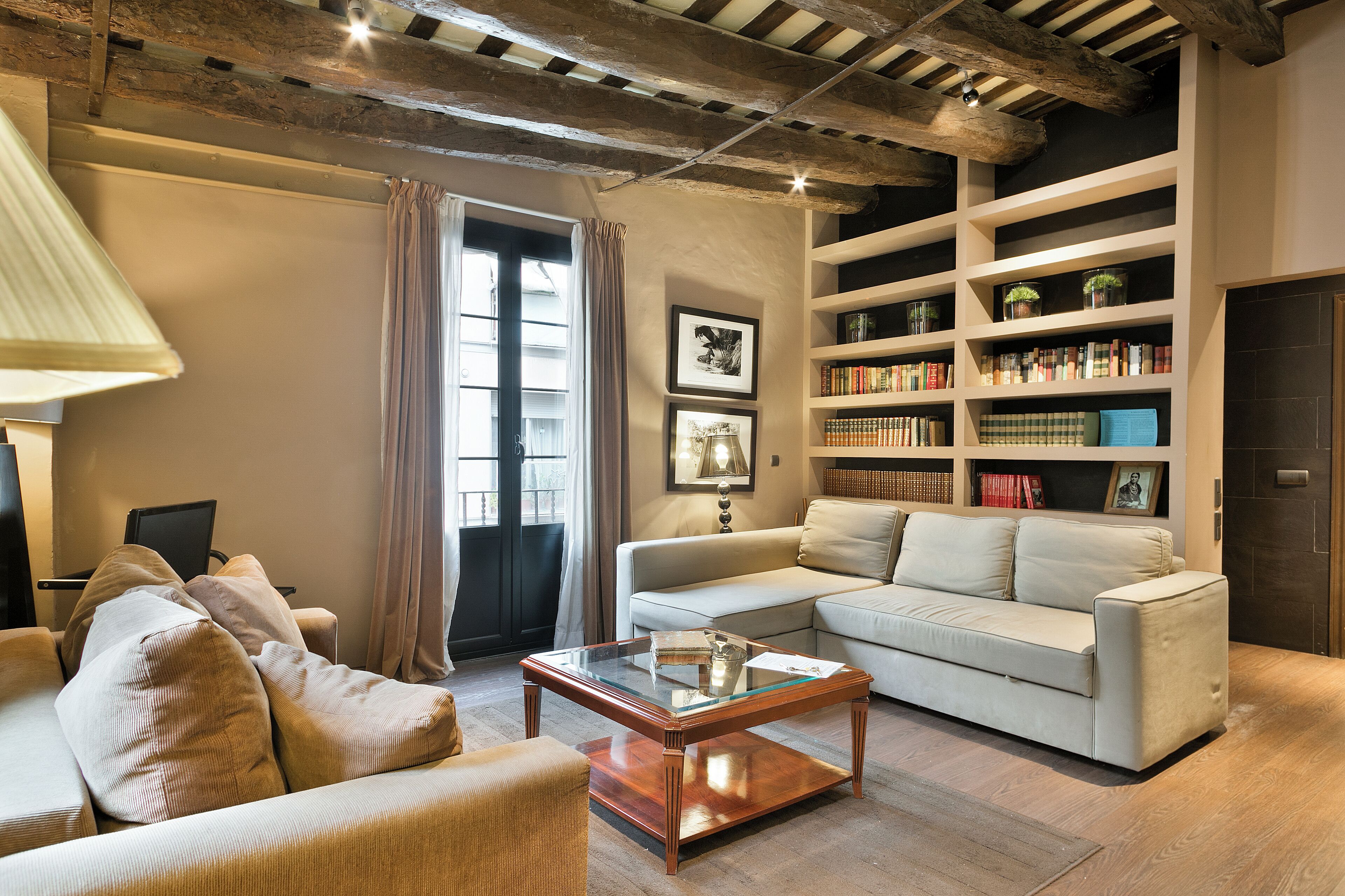 Apartemen (1 Bedroom) | Area keluarga | Televisi 65-inci dengan saluran TV kabel