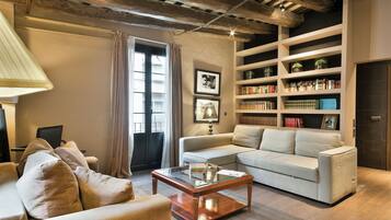 Căn hộ (1 Bedroom) | Khu phòng khách | TV 65-inch có truyền hình cáp