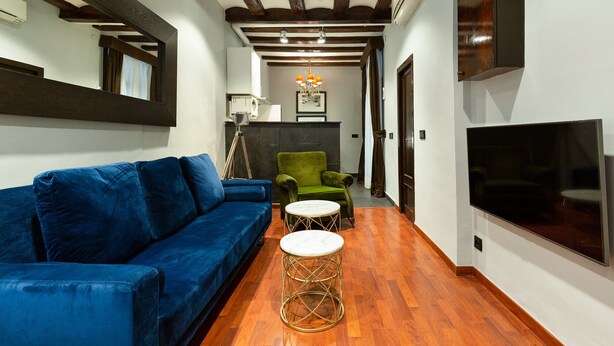 Apartamento (2 Bedrooms) | Zona de estar | Televisión de 65 pulgadas con canales por cable