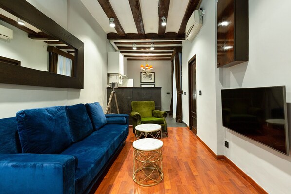 Apartment (2 Bedrooms) | Living area | 65-inch TV with cable channels - Stay U-nique Apartments Obradors (Barcelona)