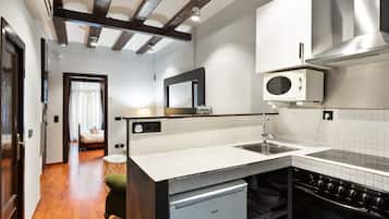 Apartment (2 Bedrooms) | Private kitchen | Full-size fridge, microwave, oven, stovetop