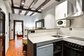 Apartment (2 Bedrooms) | Private kitchen | Full-size fridge, microwave, oven, stovetop - Stay U-nique Apartments Obradors (Barcelona)