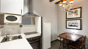 Apartamento (2 Bedrooms) | Cocina privada | Frigorífico grande, microondas, horno y placa de cocina