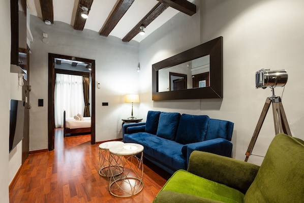 Appartement (2 Bedrooms) | Aire de séjour | Téléviseur de 65 po avec télévision par câble