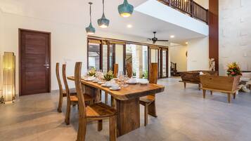 Vila, 4 quartos, piscina particular, vista para a piscina | Cozinha privada | Geladeira, micro-ondas, cooktop, cafeteira/chaleira