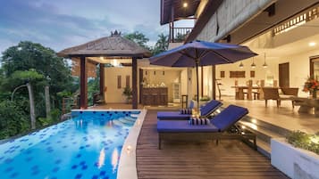 Vila, 2 quartos, piscina particular, vista para a piscina | Piscina | Piscina externa