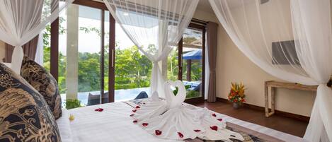 Een kluis op de kamer, een bureau, verduisterende gordijnen