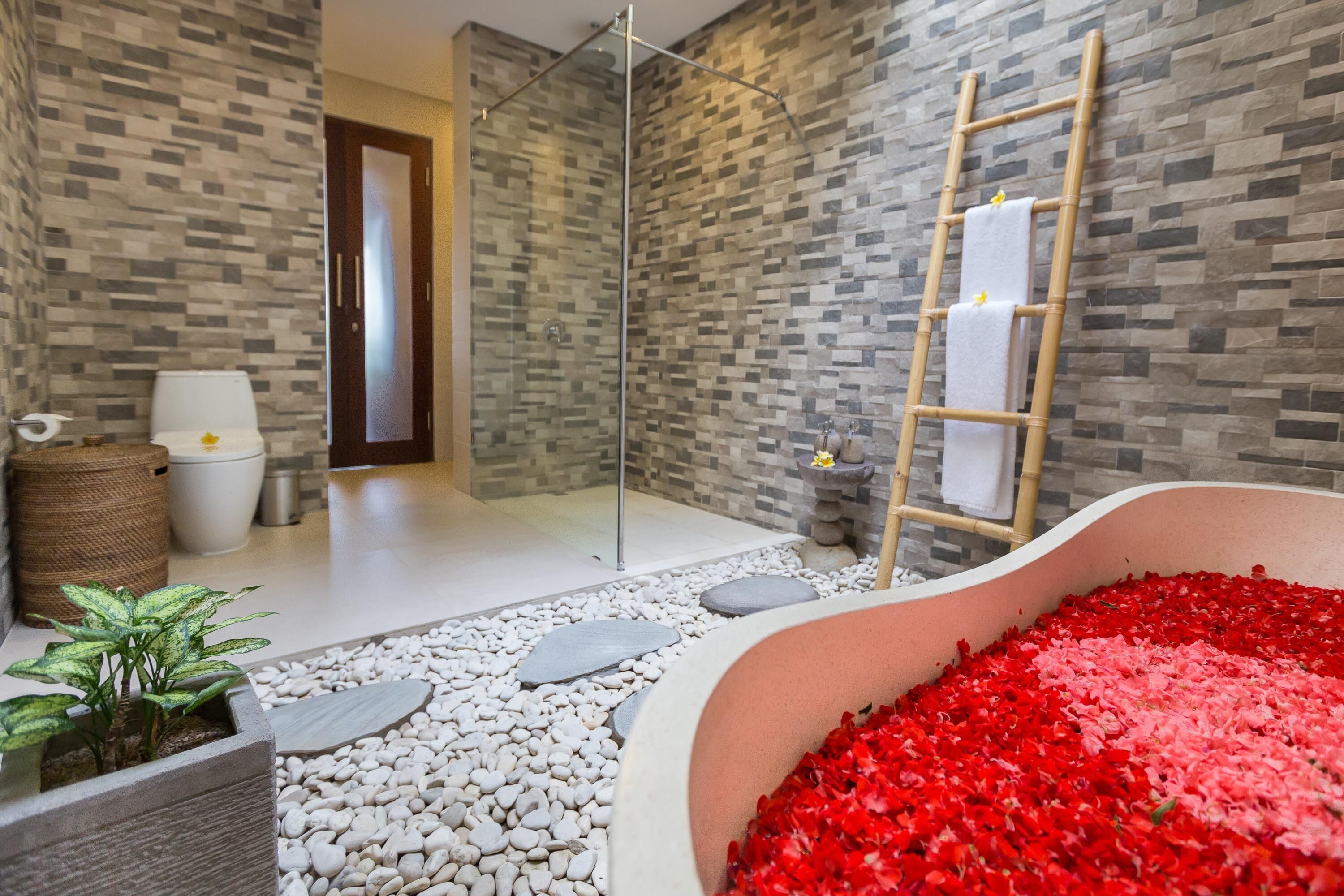 Vila, 2 quartos, piscina particular, vista para a piscina | Banheiro | Chuveiro/banheira combinados, produtos de toalete grátis