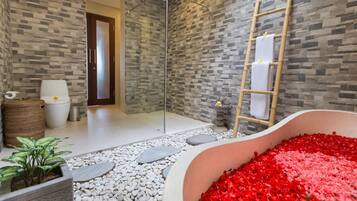 Vila, 2 quartos, piscina particular, vista para a piscina | Banheiro | Chuveiro/banheira combinados, produtos de toalete grátis