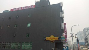 A building with a sign for Hotel Fujisan and a sign for Nasi Kandar Arraazio. - Hotel Fujisan PWTC (Kuala Lumpur)