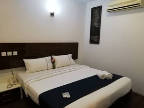 Superior King | In-room safe, desk, blackout drapes, iron/ironing board - Hotel Fujisan PWTC (Kuala Lumpur)