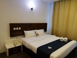 In-room safe, desk, blackout drapes, iron/ironing board - Hotel Fujisan PWTC (Kuala Lumpur)
