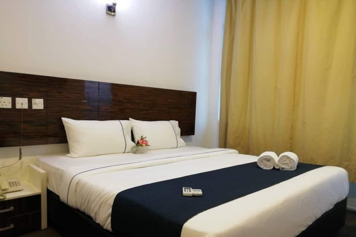 Deluxe King | In-room safe, desk, blackout drapes, iron/ironing board (on request)