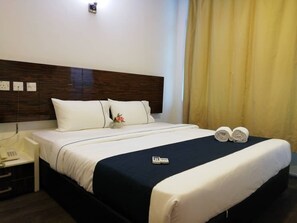 Deluxe King | In-room safe, desk, blackout drapes, iron/ironing board - Hotel Fujisan PWTC (Kuala Lumpur)