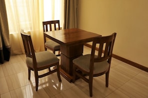 Apartamento, 1 quarto | Opções para refeição no quarto