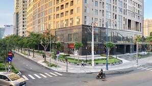 A modern building with a glass facade and a sign reading "Sagon Royal". - Ami Splendid Luxury Royal (Ho Chi Minh City)