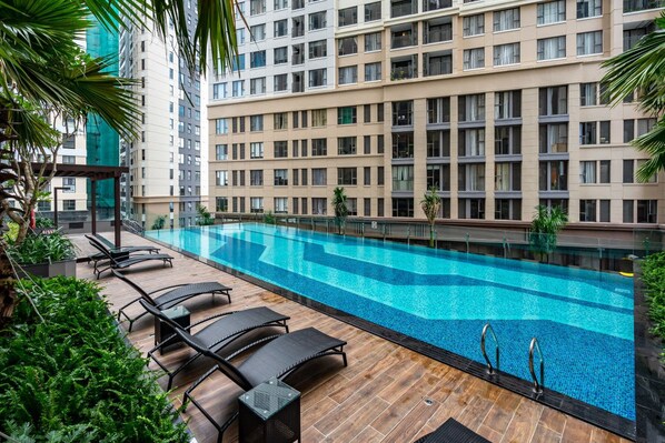 Outdoor pool, pool umbrellas, sun loungers