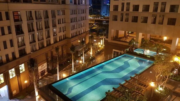 A rooftop pool with a clear view of surrounding buildings and a night sky. - Ami Splendid Luxury Royal (Ho Chi Minh City)