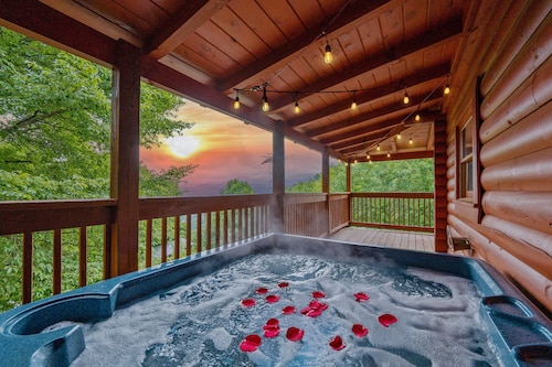 Mountain view, Bear sighting, Game room, Hot tub, 5 min to downtown Gatlinburg