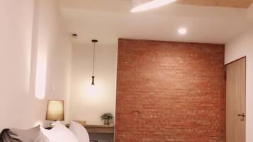 Desk, soundproofing, free WiFi, bed sheets