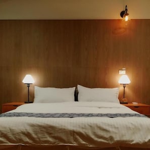 Desk, soundproofing, free WiFi, bed sheets