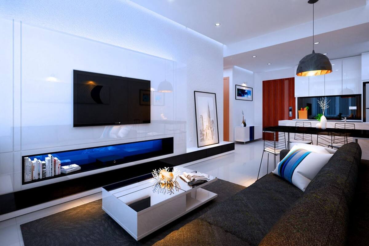 Una sala de estar moderna con un televisor de pantalla plana en la pared, una chimenea empotrada, un comedor y una cocina al fondo, y un ventanal grande.