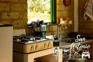 Kühlschrank, Mikrowelle, Wasserkocher mit Kaffee-/Teezubehör