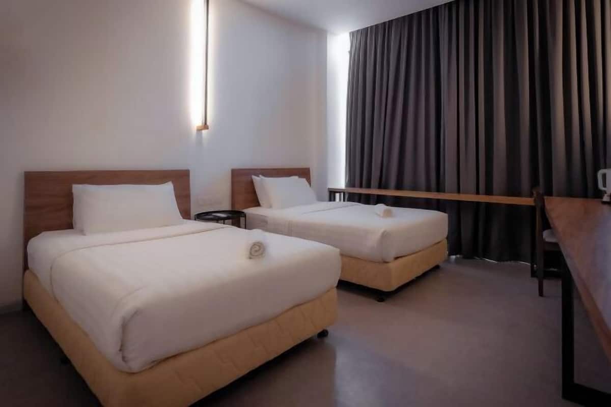 Meja, langsir/tirai gelap terus, seterika/papan seterika, Wi-fi percuma