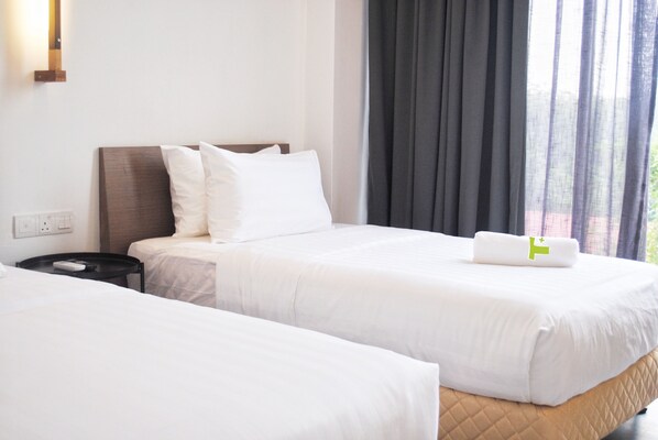 Standard tvåbäddsrum | Skrivbord, mörkläggningsgardiner, strykjärn/strykbräda och gratis wi-fi