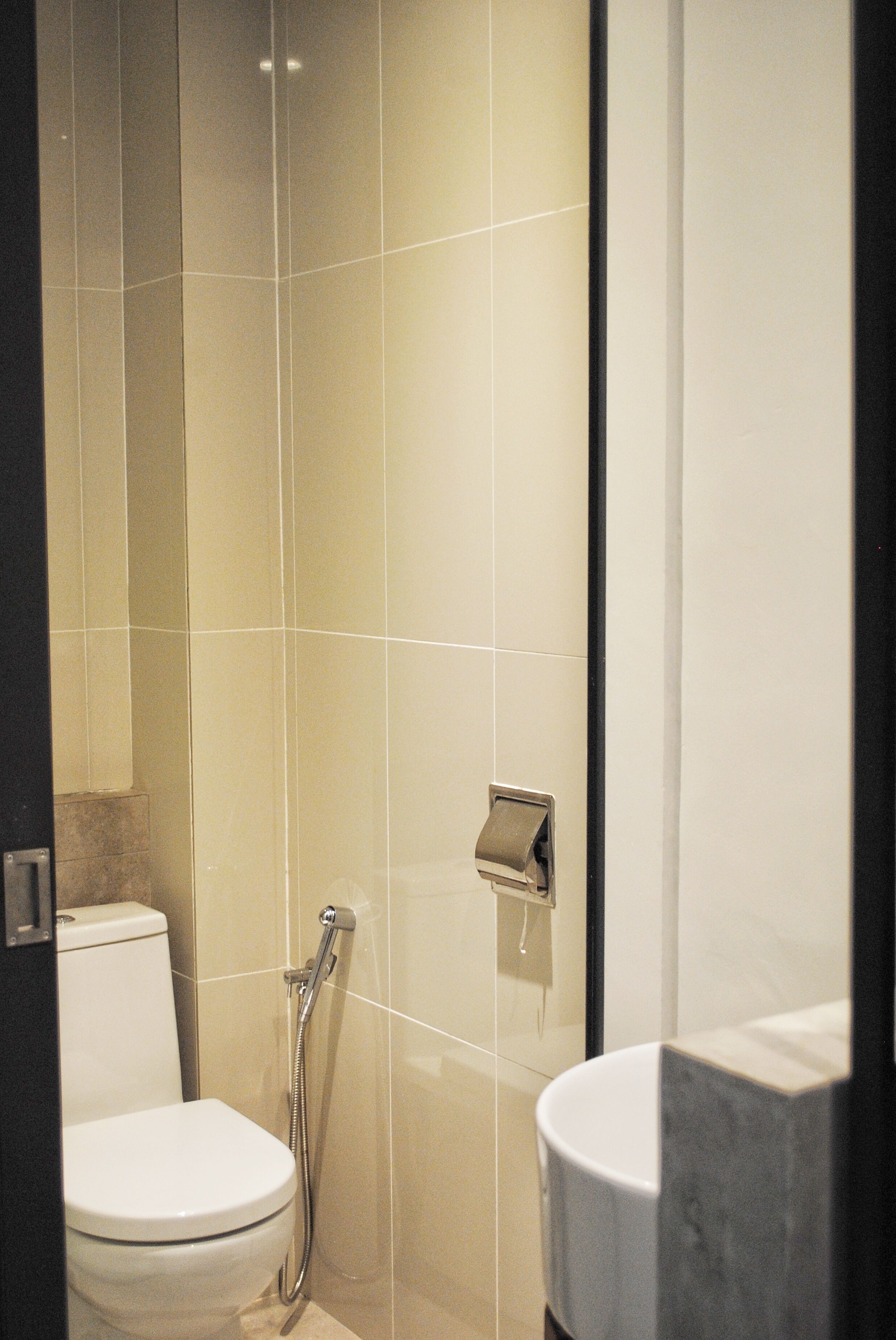 Een badkamer met toilet, douche en wastafel.