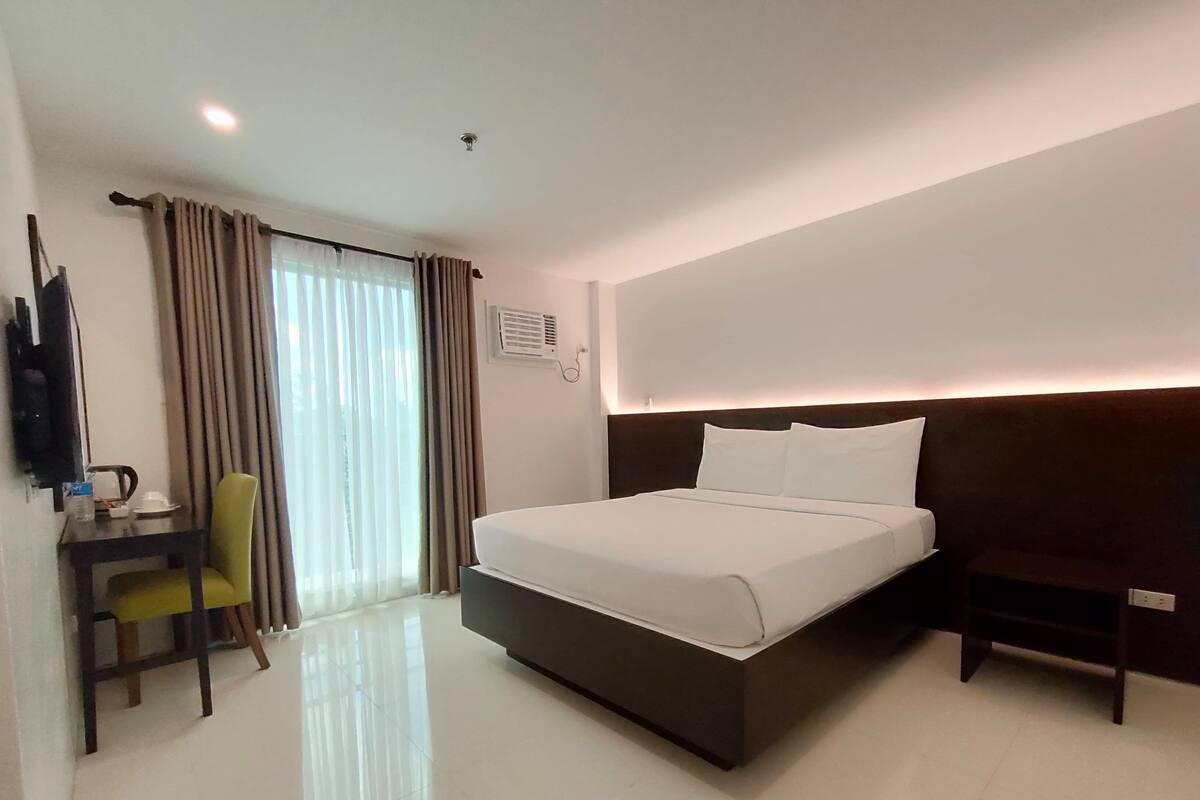 Kamar Double Superior | Meja kerja, setrika/meja setrika, dan seprai linen