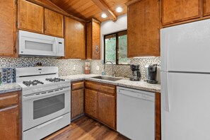 Coffee/tea maker, fridge, microwave, oven